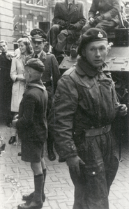 600875 Afbeelding van Hauptmann Behrje (links), adjudant van de Ortskommandant Major F. Cremer, op de Stadhuisbrug te ...